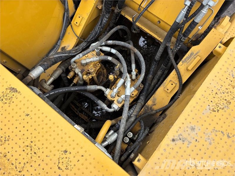 CAT 352FLRE Tracked Excavator Crawler excavators