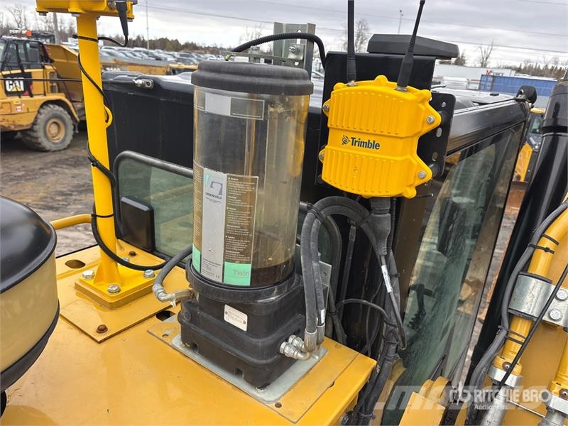 CAT 352FLRE Tracked Excavator Crawler excavators