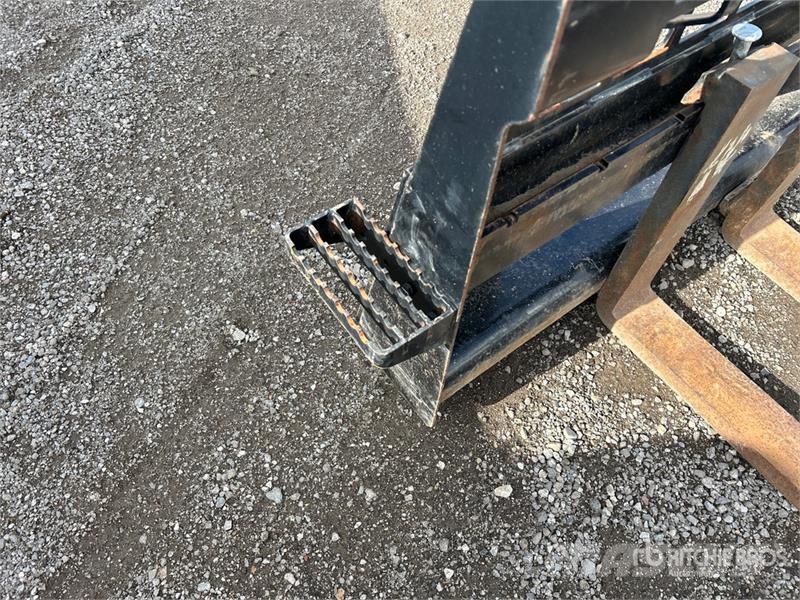 CAT 42 in Skid Steer Forks Vilice
