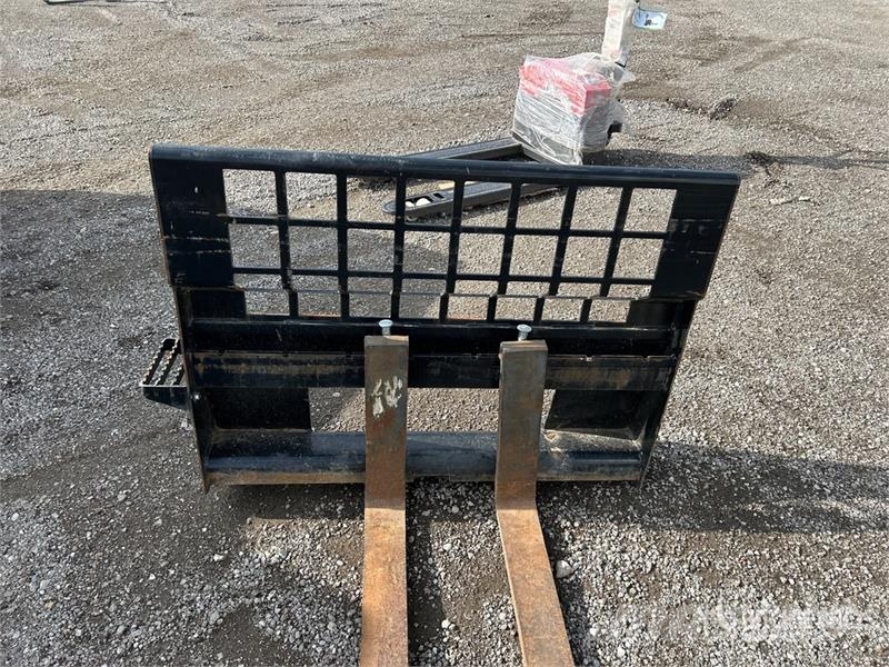 CAT 42 in Skid Steer Forks Vilice
