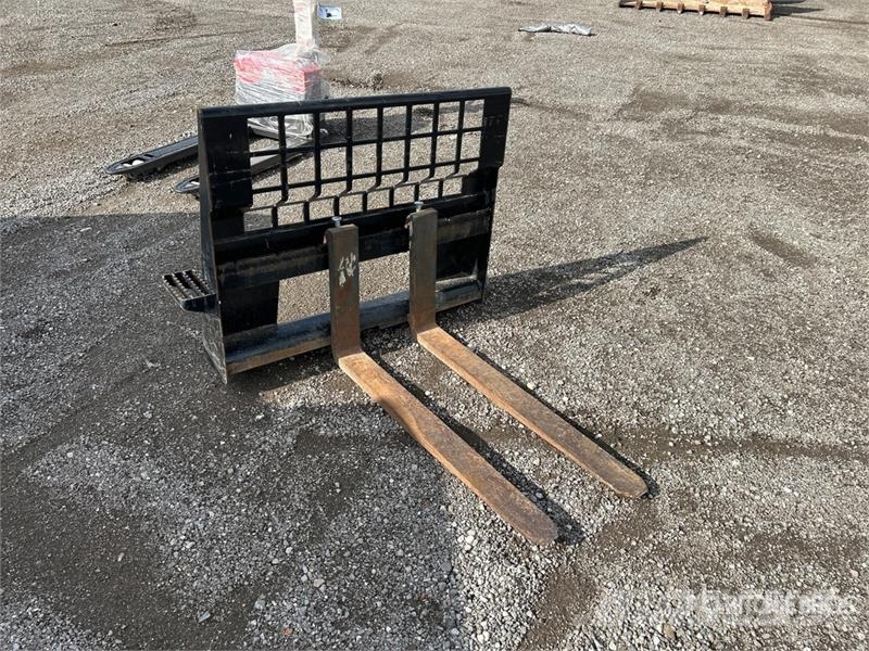 CAT 42 in Skid Steer Forks Vilice