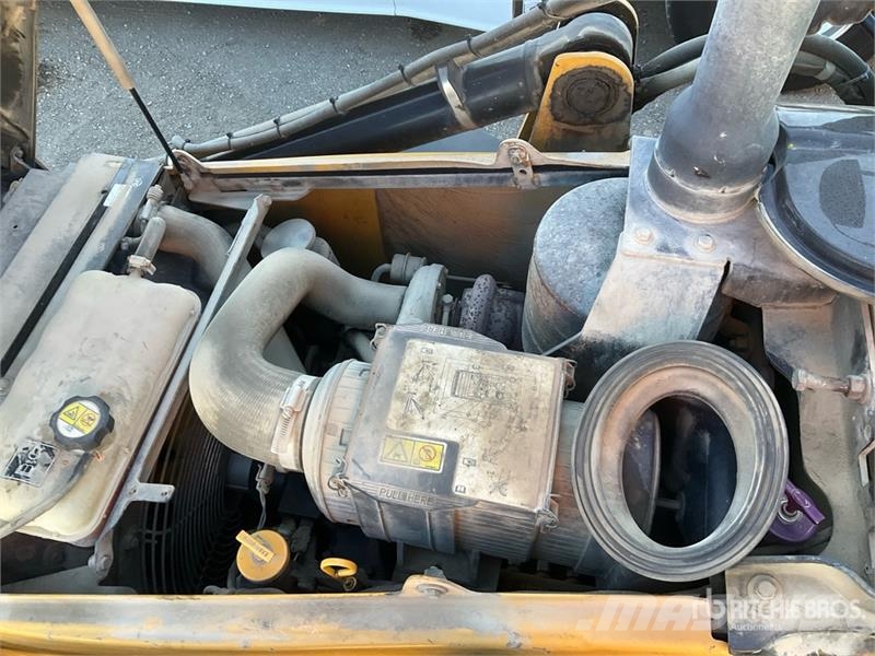 CAT 420E IT لوادر ذات جرافات عكسية