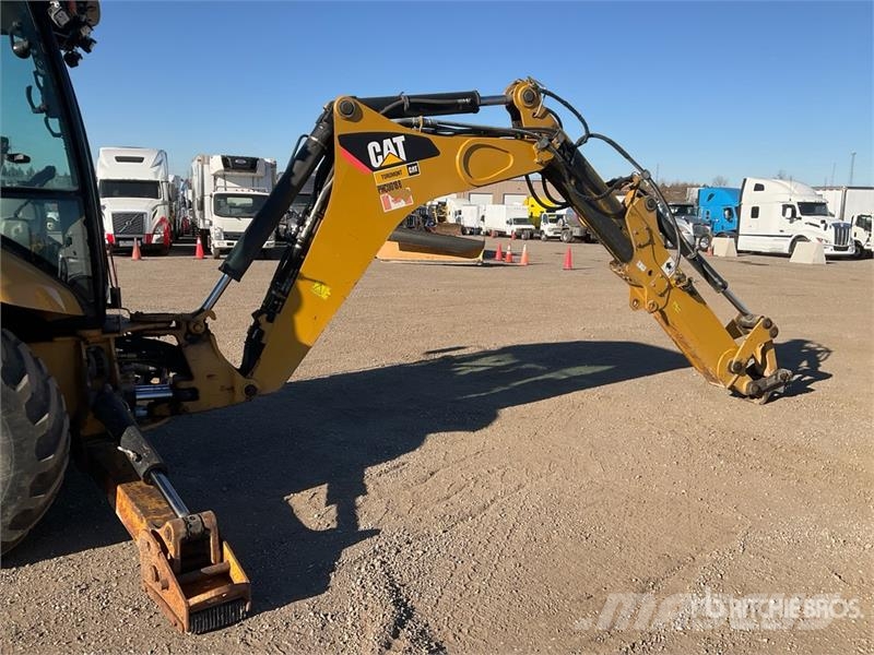 CAT 420E IT لوادر ذات جرافات عكسية