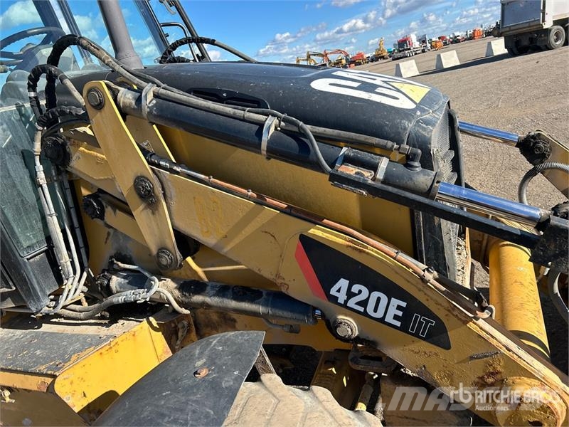 CAT 420E IT لوادر ذات جرافات عكسية