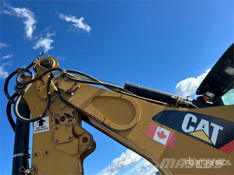 CAT 420E IT لوادر ذات جرافات عكسية