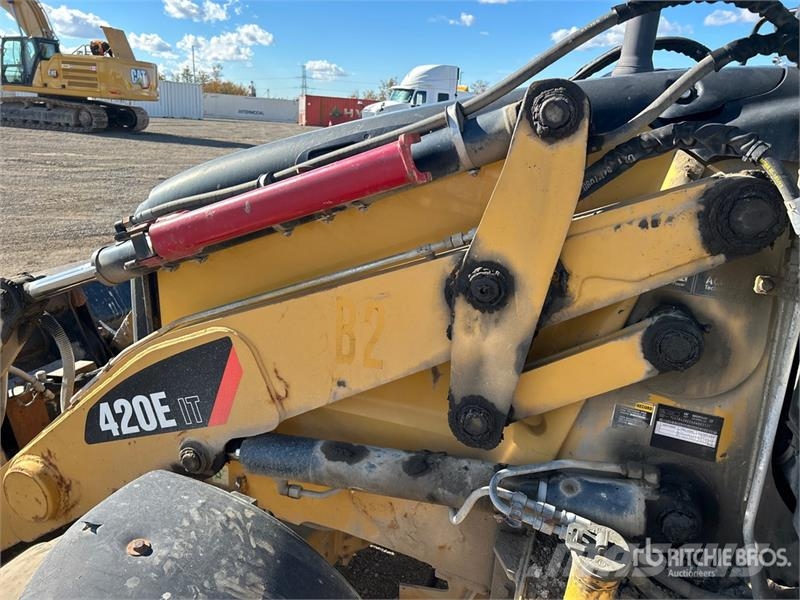 CAT 420E IT لوادر ذات جرافات عكسية