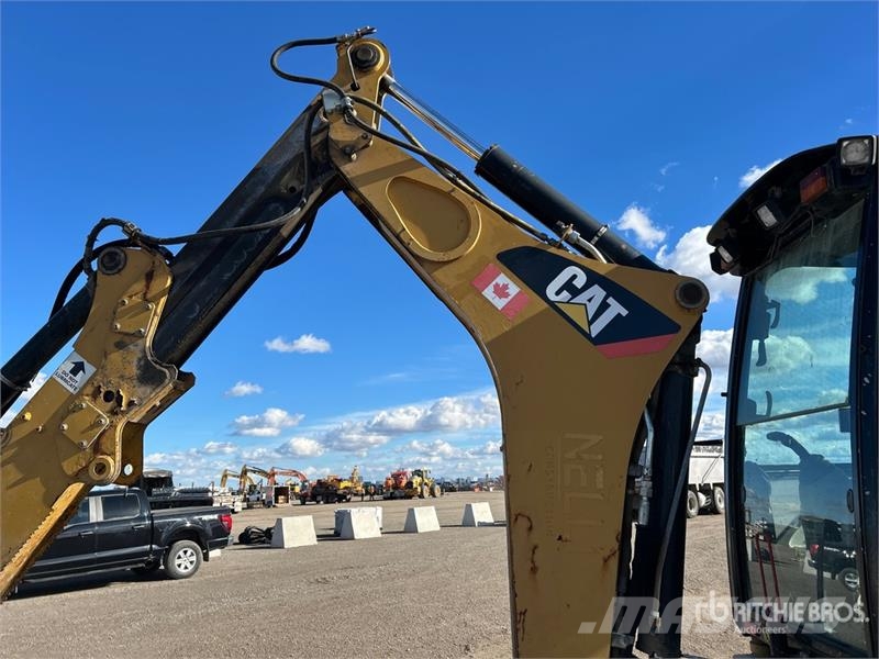 CAT 420E IT لوادر ذات جرافات عكسية