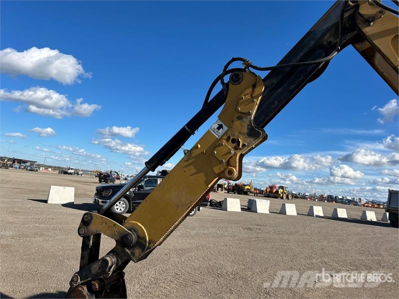 CAT 420E IT لوادر ذات جرافات عكسية