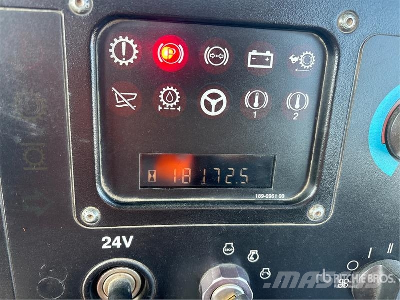 CAT 735 Зчленовані самоскиди
