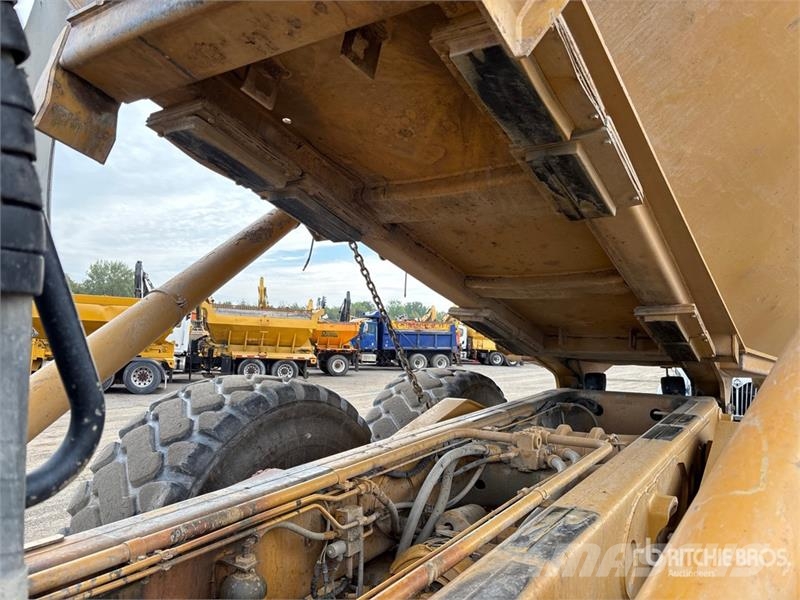 CAT 735 Tombereau articulé