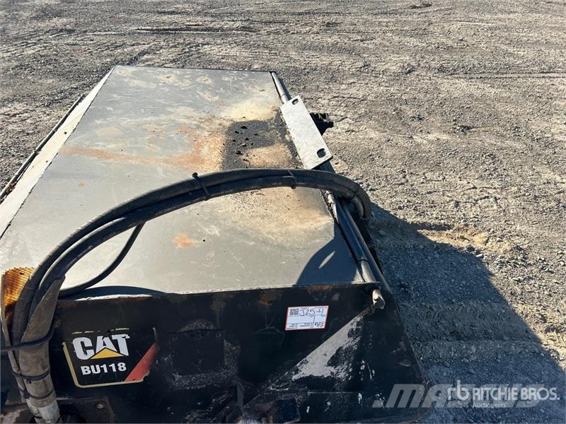 CAT BU118 75 in Skid Steer Sweeper Balayeuse / Autolaveuse