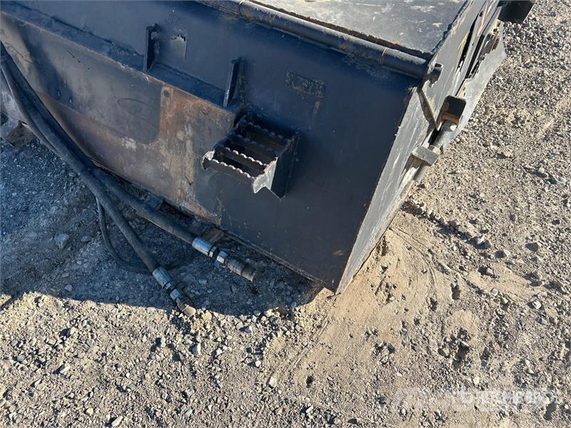 CAT BU118 75 in Skid Steer Sweeper Balayeuse / Autolaveuse