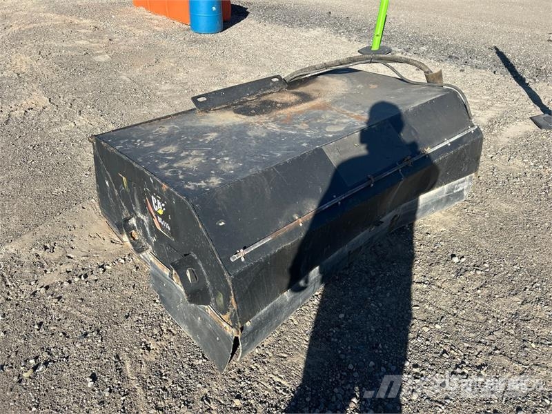 CAT BU118 75 in Skid Steer Sweeper Balayeuse / Autolaveuse