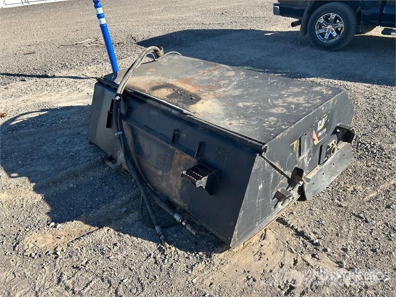 CAT BU118 75 in Skid Steer Sweeper Balayeuse / Autolaveuse