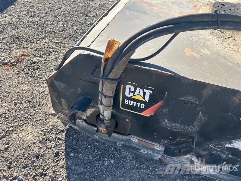 CAT BU118 75 in Skid Steer Sweeper Balayeuse / Autolaveuse