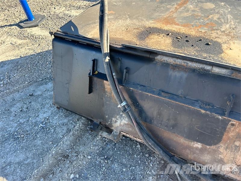 CAT BU118 75 in Skid Steer Sweeper Balayeuse / Autolaveuse