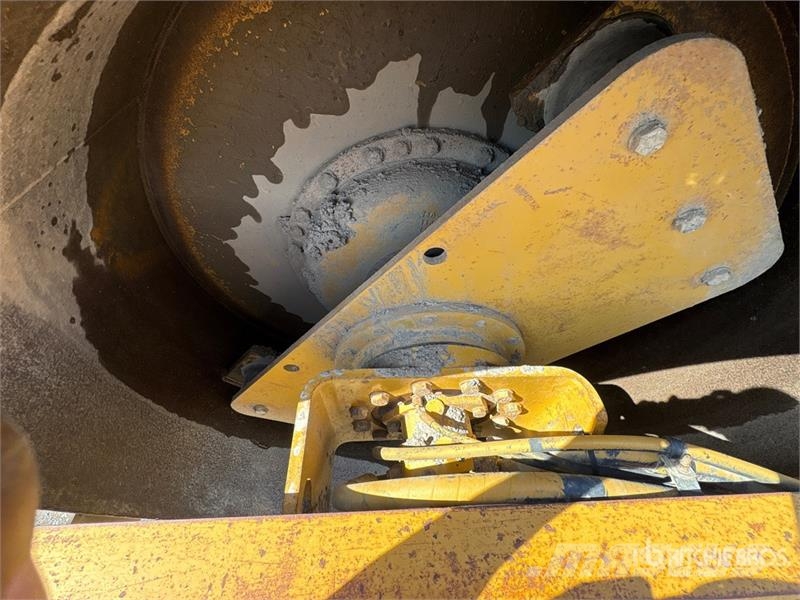 CAT CS563C Smooth Drum Compactor مداحل أحادية الأسطوانة