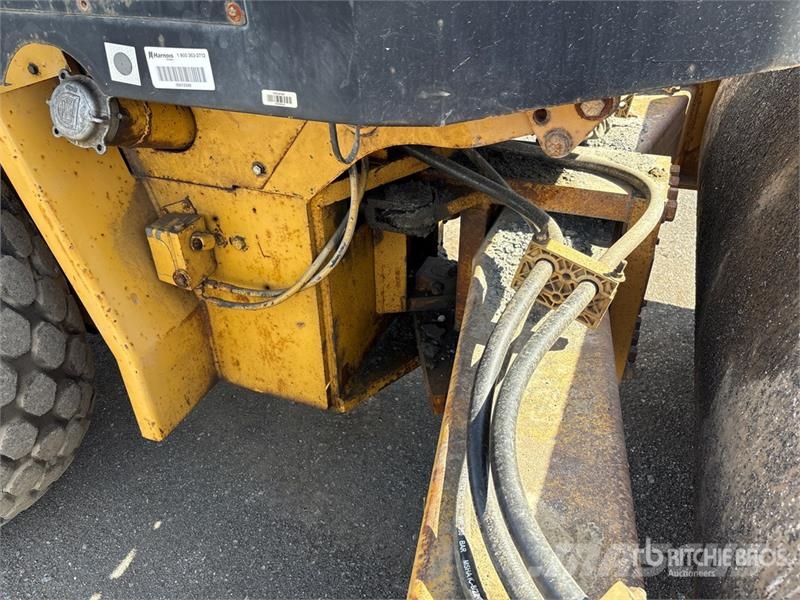 CAT CS563C Smooth Drum Compactor مداحل أحادية الأسطوانة