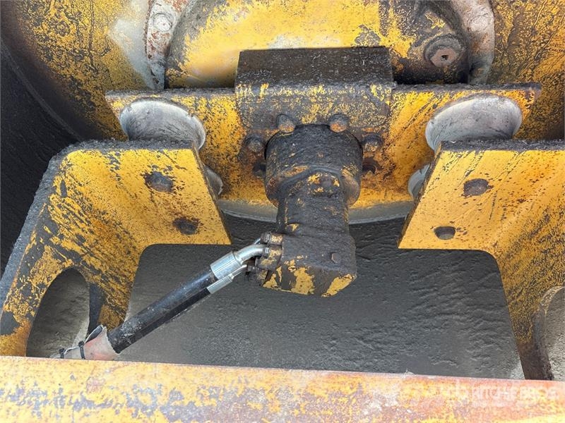 CAT CS563C Smooth Drum Compactor مداحل أحادية الأسطوانة