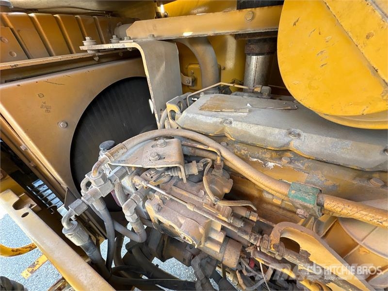 CAT CS563C Smooth Drum Compactor مداحل أحادية الأسطوانة