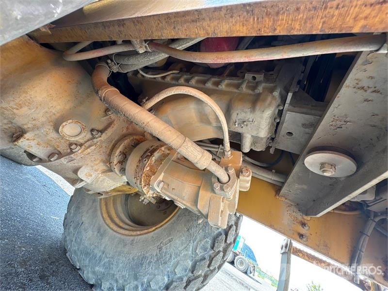 CAT CS563C Smooth Drum Compactor مداحل أحادية الأسطوانة