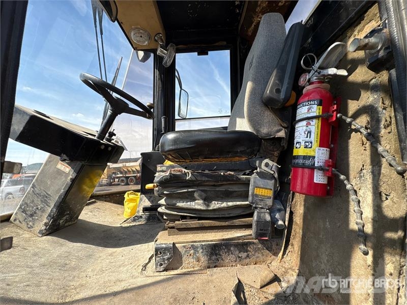 CAT CS563C Smooth Drum Compactor مداحل أحادية الأسطوانة