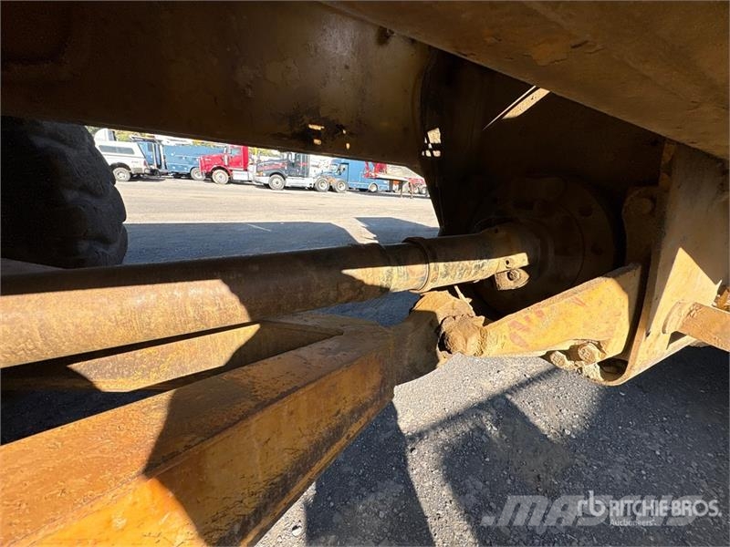 CAT D250E Series II Articulated Dump Truck Dumper - Knickgelenk