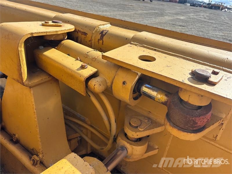 CAT D3B Crawler Dozer Buldožeri guseničari