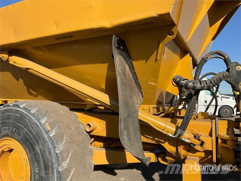 CAT D400 Series II Articulated Dump Truck Csuklósdömperek
