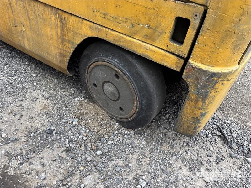 CAT EX4000 4000 lb Electric Forklift (Inoperable) Elmotviktstruckar