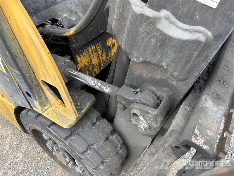 CAT EX4000 4000 lb Electric Forklift (Inoperable) Elmotviktstruckar
