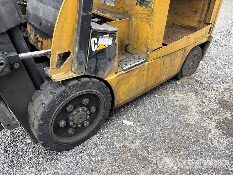 CAT EX4000 4000 lb Electric Forklift (Inoperable) Elmotviktstruckar
