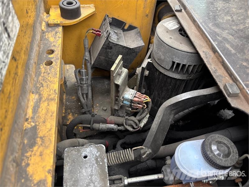 CAT EX4000 4000 lb Electric Forklift (Inoperable) Elmotviktstruckar