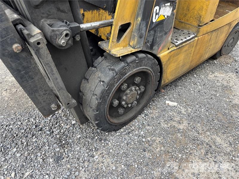 CAT EX4000 4000 lb Electric Forklift (Inoperable) Elmotviktstruckar