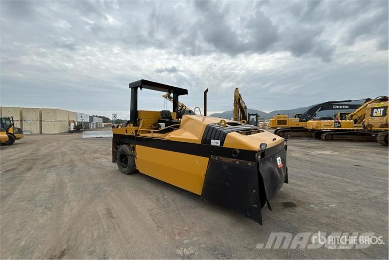 CAT PS-300B Pneumatic tired rollers