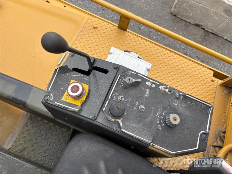 CAT PS-300B Pneumatic tired rollers