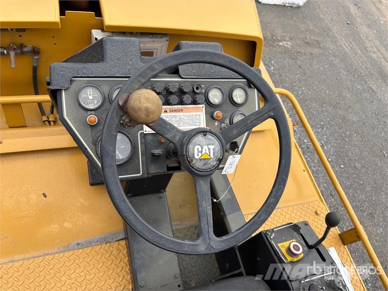 CAT PS-300B Pneumatic tired rollers