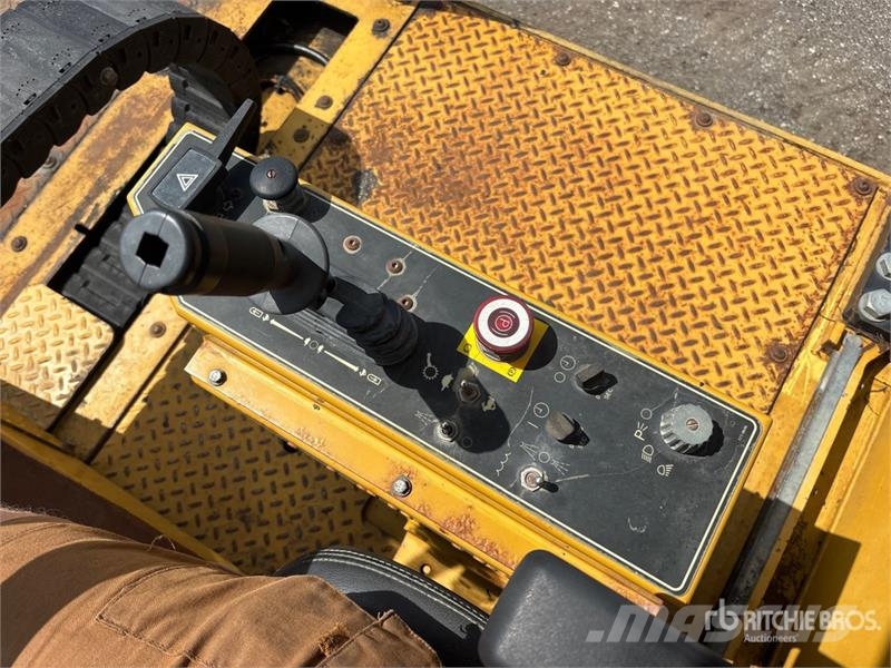 CAT PS-360C 7 Wheel Pneumatic Roller Bandenwalsen