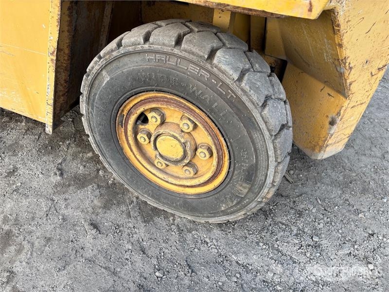 CAT V90F 9000 lb Pneumatic Tire Forklift Andere Gabelstapler