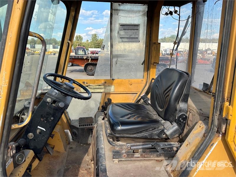 CAT V90F 9000 lb Pneumatic Tire Forklift Andere Gabelstapler