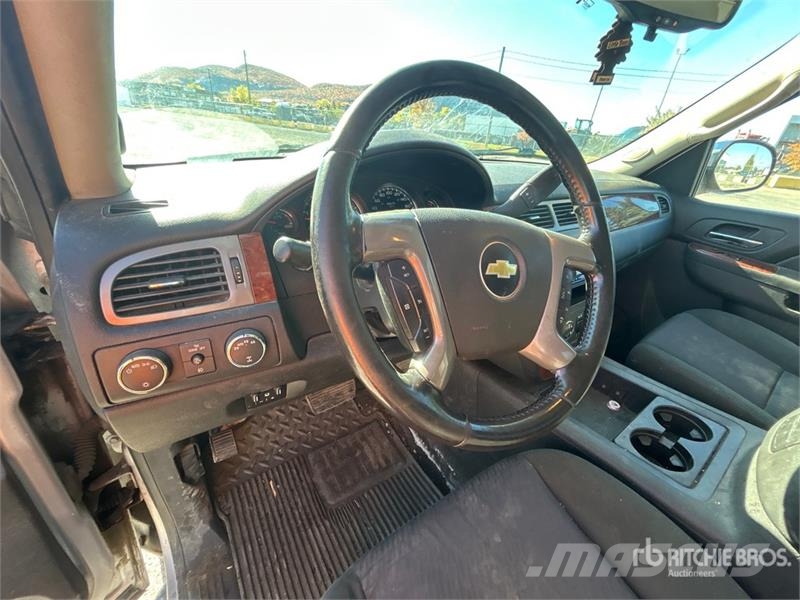 Chevrolet Avalanche 4x4 Crew Cab Pickup Outros
