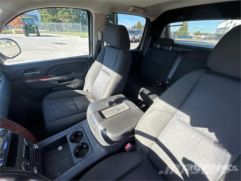 Chevrolet Avalanche 4x4 Crew Cab Pickup Outros