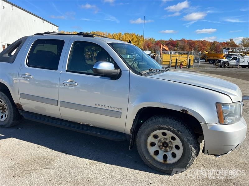Chevrolet Avalanche 4x4 Crew Cab Pickup Outros