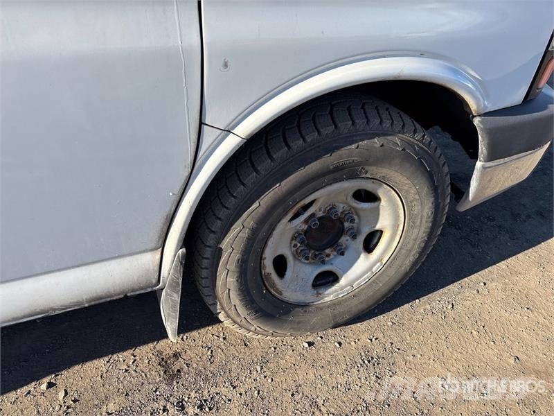 Chevrolet Express 3500 Pacēlāji uz automašīnas bāzes