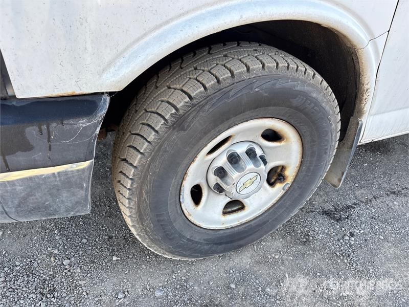 Chevrolet Express 3500 Pacēlāji uz automašīnas bāzes