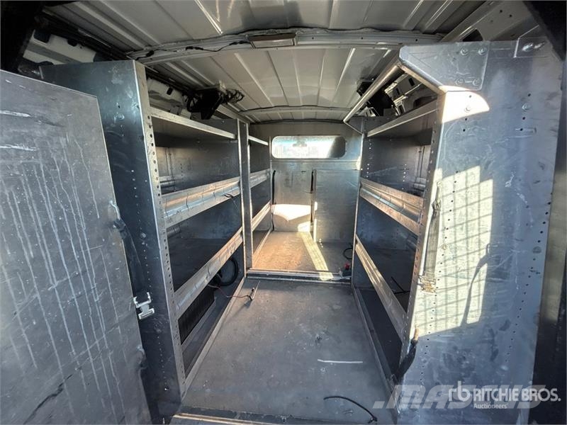 Chevrolet Express 3500 Pacēlāji uz automašīnas bāzes