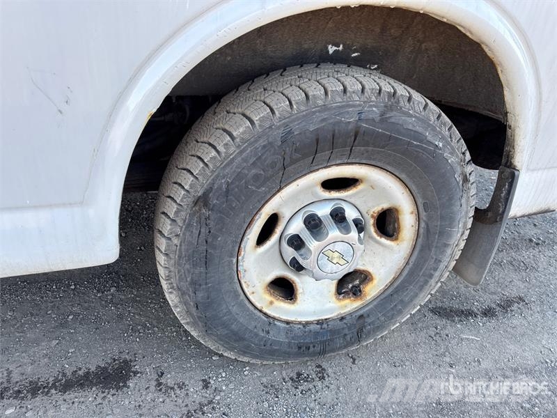 Chevrolet Express 3500 Pacēlāji uz automašīnas bāzes