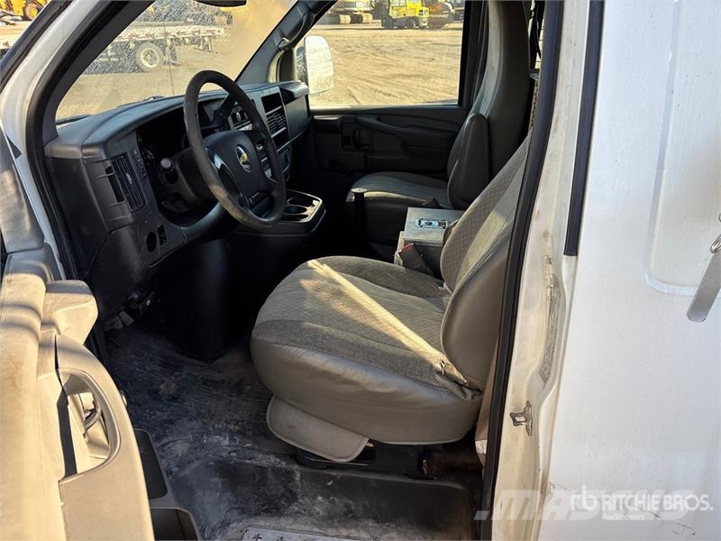 Chevrolet Express 3500 Pacēlāji uz automašīnas bāzes
