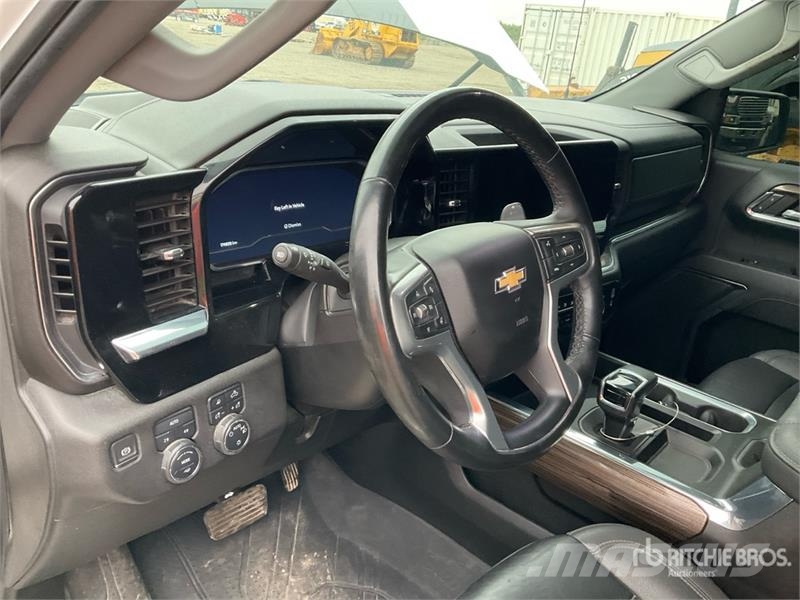 Chevrolet Silverado 1500 LT 4x4 Crew Cab Pickup Egyéb