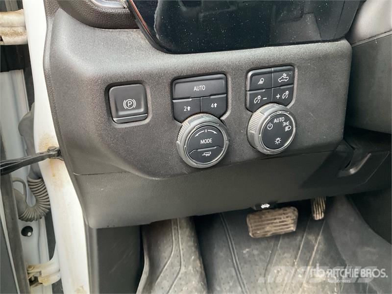 Chevrolet Silverado 1500 LT 4x4 Crew Cab Pickup Egyéb